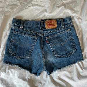 Levis 501 shorts i fint skick. Storlek 28/32 men små i storleken så skulle säga XS, 34 cm rakt över midjan. Små på mig som är 172 och brukar ha S eller M. Använd gärna köp nu!