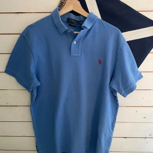 Blå polo Ralph fluoren tröja - 10/10 skick, knappt använd. Orginal pris 1000. Skriv för fler bilder!