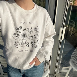 Vit tjocktröja  - Säljer min älskade vita tjocktröja. Från märket wholesome culture 🫶🏼 Ethnically made, miljösnällt tryck. Jätteskönt och varsamt använd. Nypris: 655kr