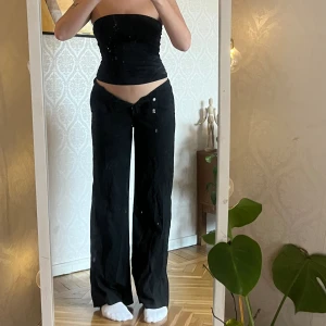 Svarta kostymbyxor - Svarta kostymbyxor med låg midja och vida ben. Gott skick förutom ett litet släpp i sömmen på ena byxbenet. Står storlek 42 på lappen men är något tighta i midjan på mig som är 38/40. Långa i benen, bra längd på mig som är 172cm. 