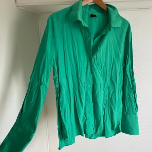 Skjorta grön M/L oversize  - Storlek M från ginatricot oanvänd men skrynklig behöver strykas. 