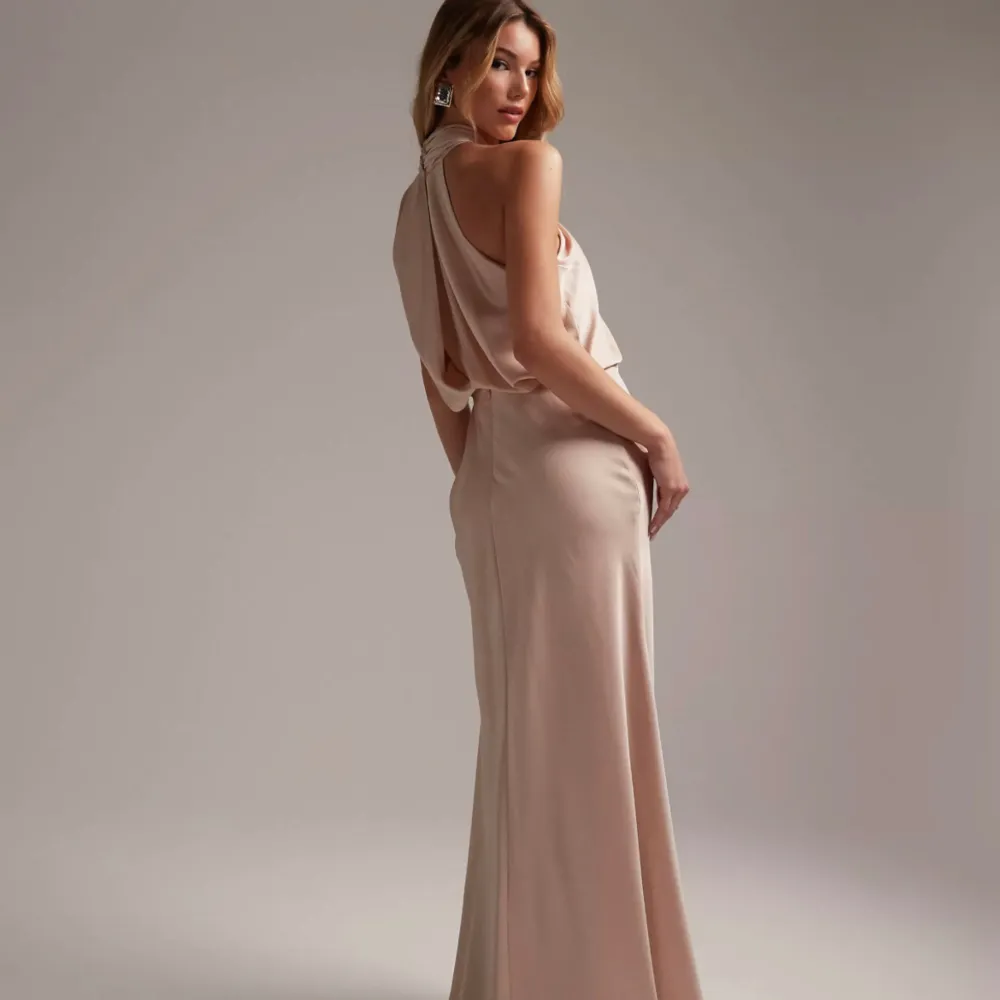 Helt ny skit snygg lång rosa klänning som passar perfekt till bal. Kom privat för fler bilder💘. Klänningar.