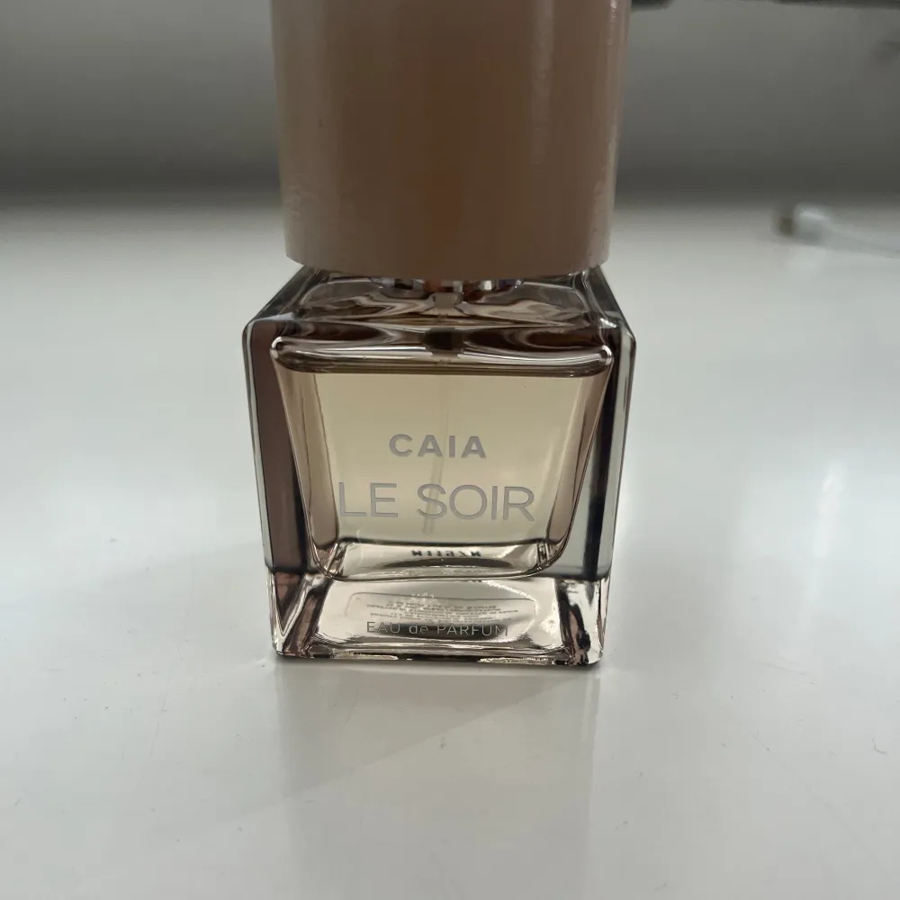 Säljer den populära Caia parfymen som jag fick i kalendern! Endast testad en gång därmed är den helt full. Nypris ca 600💞. Övrigt.