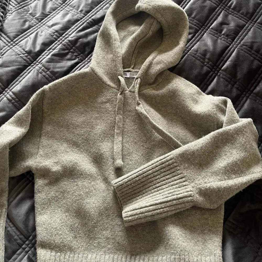 säljer min stickade zara hoodie i storlek s då den inte kommer till användning längre. den är använd ett fåtal gånger så skicket är jättebra. priset går absolut att diskutera. skriv för fler bilder. Hoodies.