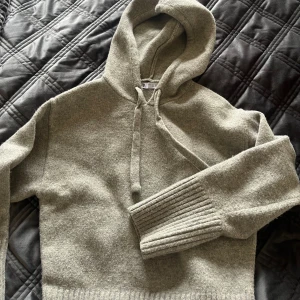 zara stickad hoodie  - säljer min stickade zara hoodie i storlek s då den inte kommer till användning längre. den är använd ett fåtal gånger så skicket är jättebra. priset går absolut att diskutera. skriv för fler bilder