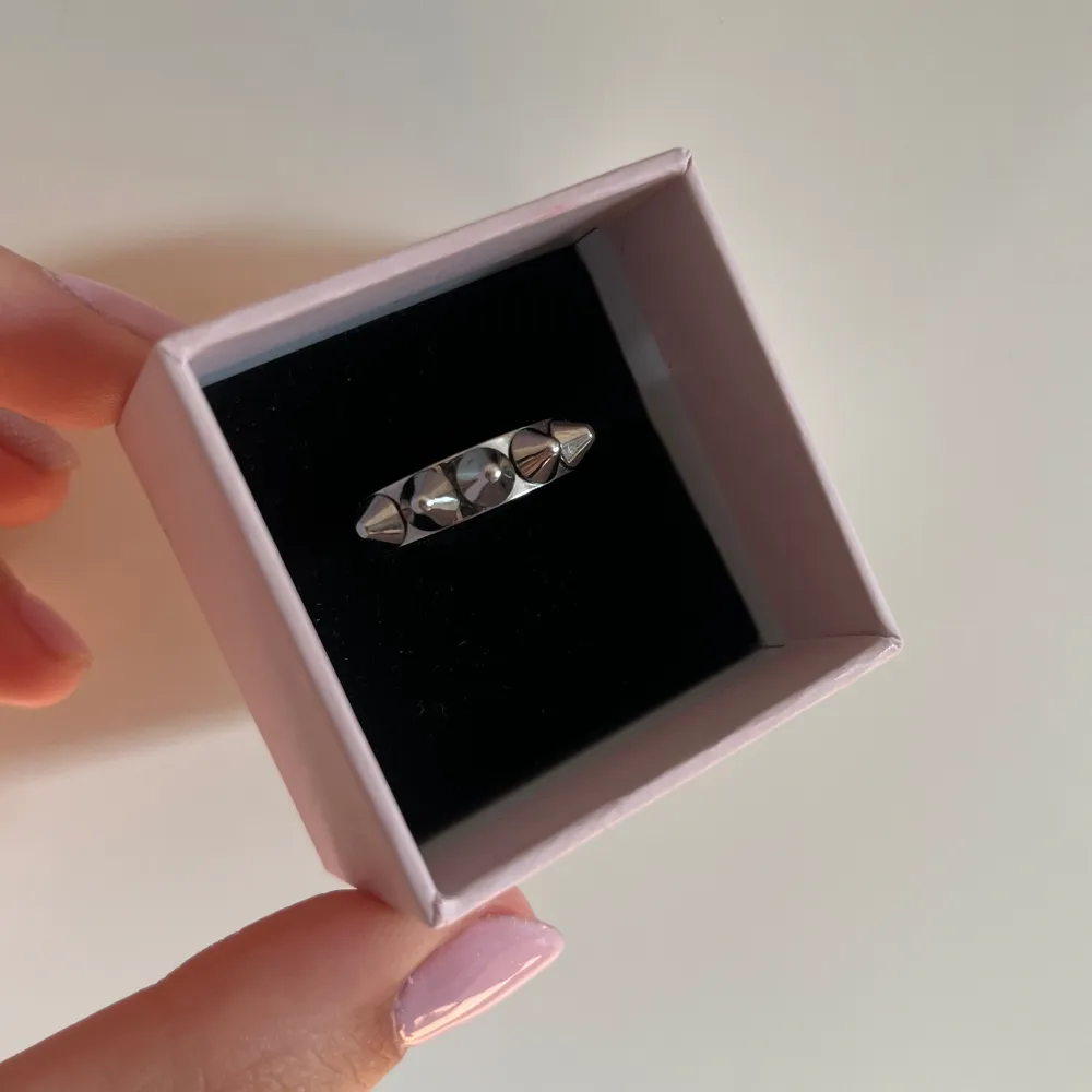 Säljer en Edblad ring i silver. De är inga som helst fel på ringen, säljer den för att den inte kommer till användning hos mig. Nypris ligger på 350 men jag säljer för 250. Skriv priv vid intresse eller funderingar💗. Accessoarer.