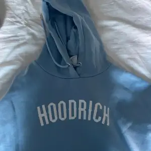 Jättefin hoodrich hoodie, köpt på jd sports för typ ett år sen. Nästan aldrig använd och är i perfekt skick! Pris kan diskuteras❤️
