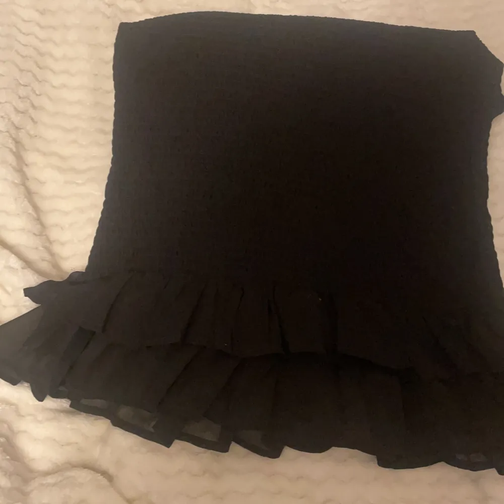 Super söt svart Volang kjol från bikbok i storlek L passar mig som är M vanligtvis ,säljs för 99 kr. Kjolar.