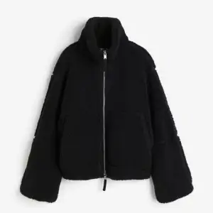 Säljer en svart jacka i pile från H&M som endast är använd en gång💖 Nypris 549
