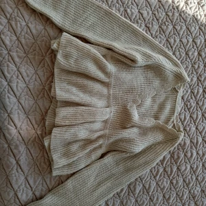 Stickad topp i storlek XS!  - Stickad topp i storlek XS med volanger! 