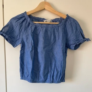 Blus/topp - Säljer denna blus/topp ifrån H&M då den är för liten.