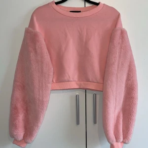 Croppad sweater - Croppad tröja med fluffiga armar från Club Exx.
