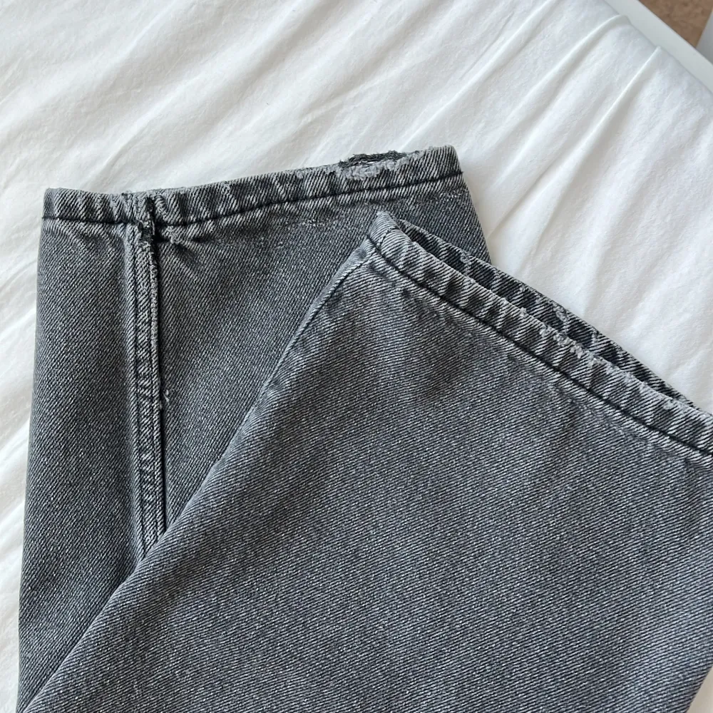 Säljer p.g.a att de har blivit för små för mig💗Är i hyfsat bra kondition dock så saknar den knappen. Skriv för fler bilder🫶 (priset kan diskuteras). Jeans & Byxor.