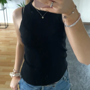 Svart linne - Svart linne med lite ribbat material 💕