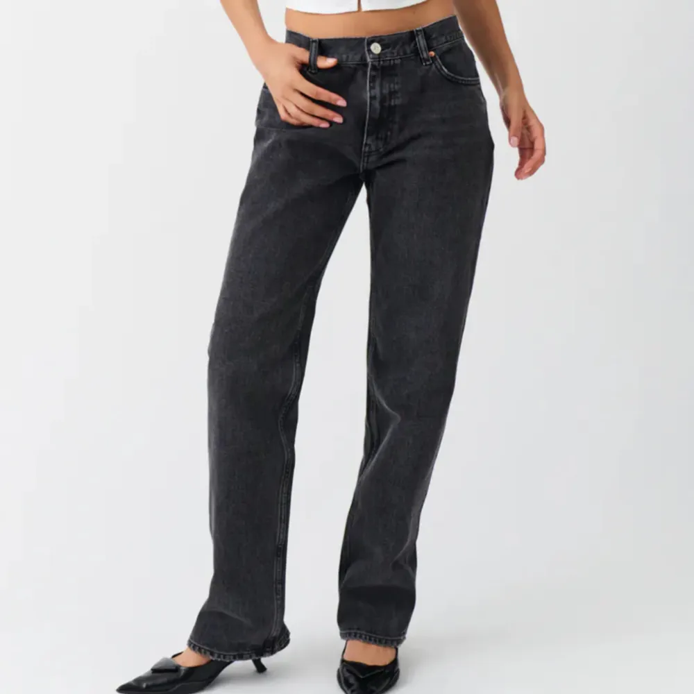 Low straight jeans från ginatricot. De är i storlek 38 och är i bra skick. Skit snygga med båda sneakers och klackar😍 Jag är 1.70 cm lång om ni vill jämföra längden💞. Jeans & Byxor.