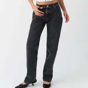 Low straight jeans från ginatricot. De är i storlek 38 och är i bra skick. Skit snygga med båda sneakers och klackar😍 Jag är 1.70 cm lång om ni vill jämföra längden💞