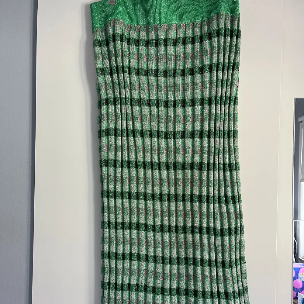 Otroligt coool maxi kjol från mango storlek M och knappt använd. Kjolar.