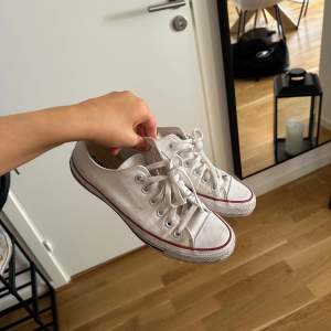 Säljer mina Converse i storlek 38. De är lite smutsiga men annars är kvaliten ok! 