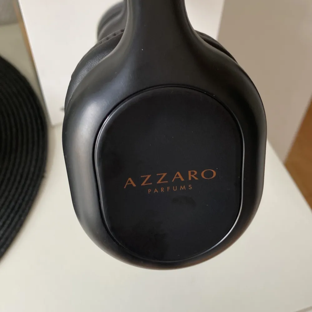 Säljer exklusiva Azzaro hörlurar då dem är för små för mitt huvud. . Accessoarer.
