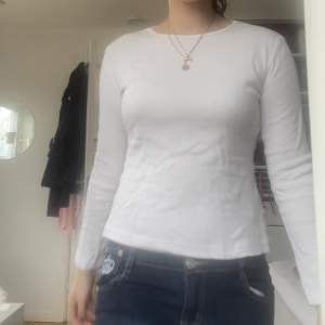 Tunn vit långärmad tröja perfekt både för sommar och vinter. Så sön men tyvärr för liten för mig. 💖💖💖