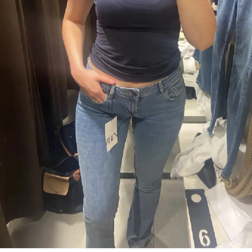 (Inte mina bilder!), flare/bootcut jeans från zara. Köptes här på plick men de var för stora för mig. De är väldigt stretchiga och bra längd, tjejen på bilden är 168. . Jeans & Byxor.