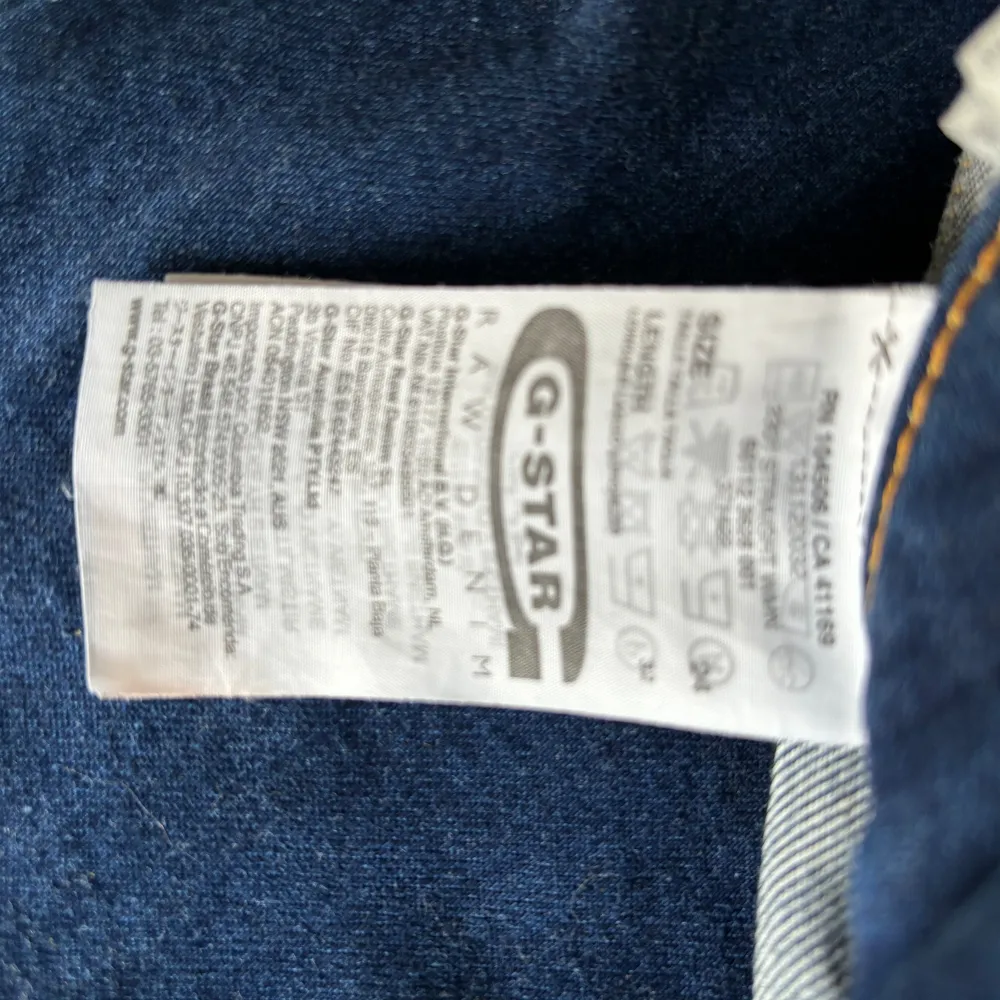 Säljer ett par 3301 G-Star Jeans i mycket gott skick. Storleken är 24x32. Mycket sparsamt använda.. Jeans & Byxor.