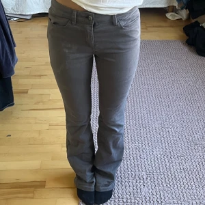 Grå bootcut  - Grå bootcut jeans från esprit. Storlek 32 men passar mig som oftast har 34