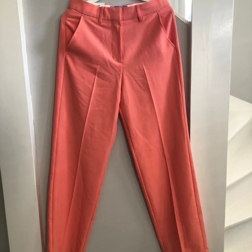  laxrosa kostymbycor som aldrig är använda med lapp kvar. Storlek 27/30 . Jeans & Byxor.