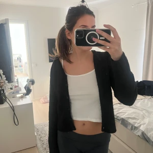 Cardiga - Superfin stickad kofta från Gina, knappt använd. Sticks inte alls❤️