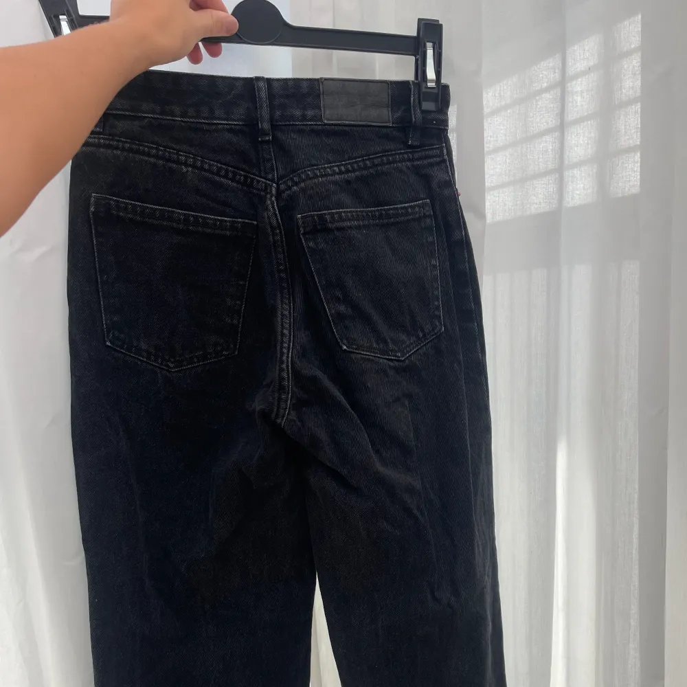 Snygga, raka jeans köpta från Monki! I mycket fint skick! 🖤Säljer pga för små för mig. Ord. pris ca 400kr.. Jeans & Byxor.