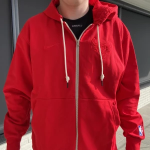 Nike x Chicago bulls hoodie  - Säljer en Chicago bulls hoodie storlek L eftersom att jag aldrig använt den. Nypris 900. Pris kan diskuteras vid snabb affär