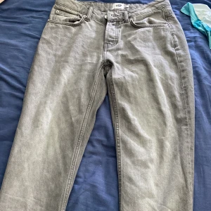 Gråa jeans - Gråa relaxed jeans från lager 157. Använd 2-3 gånger.  Stl S.  Ca 32/34. 