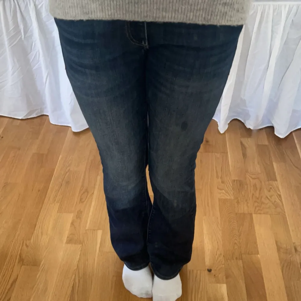 skit snygga mörkblå jeans som tyvärr är lite för korta på mig, de har även en liten fläck på ena benet som var där när jag köpte de ❤️. Jeans & Byxor.