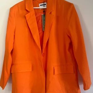 Kavaj från Noisy May - Aldrig använd, pristag kvar. Mycket fint skick. Strl S men passar både S, M & L beroende på hur man vill att den ska sitta. 