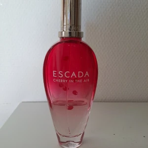Escada cherry in the air 100 ml - Mängd enligt bild. Limited edition.