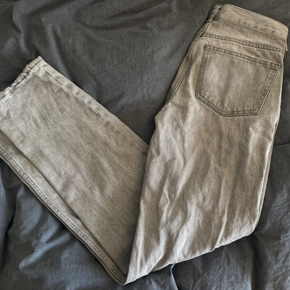 Ett par gråa jeans från Gina. Säljer för att jag växt ur de och inte har användning av de. Nypris är 500kr och de är pytte pyttelite slitna i änden (se bild 3) så därav säljer jag för 250kr! Vill bli av med de snabbt så pris går att diskuteras ❤️. Jeans & Byxor.
