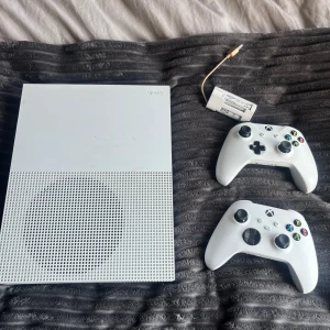 Xbox one s 1000 ggb - Tjenare säljer nu mitt Xbox eftersom jag inte använder den, 2 kontroller medföljs och 1 är helt ny, och extra batterier med laddare, allt funkar som de ska👍🏽ny skick, snart ett år gammalt 😊