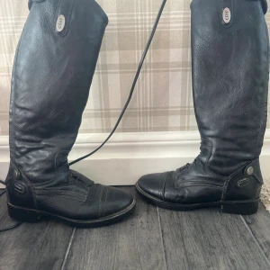 Crw stövlar! - Nu säljer jag mina fina ridstövlar pågrund av att de blivit för små! De är sparsamt använda men har inga defekter. Köpta för 1500kr och pris går att diskutera.( Storlek 35) Dessa ridstövlar är super sköna att rida i och är väldigt bra kvalitet.