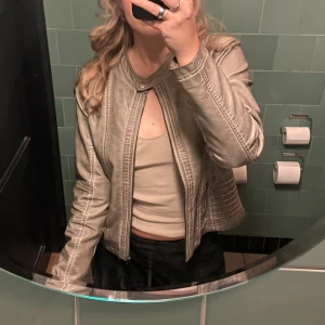 Skinnjacka - Säljer denna läderjacka i mycket bra skick & utan några synliga defekter. Shell: 100% PU. Om du har frågor eller önskar fler bilder är det bara att hmu! Pris går att diskuteras, kom med prisförslag eller Köp direkt. 