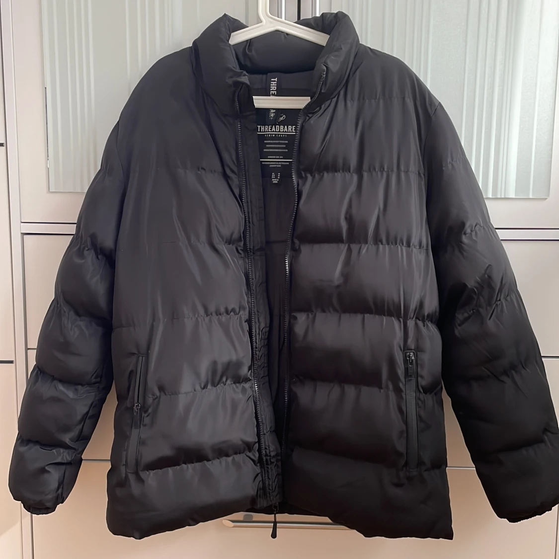 Threadbare – Svart pufferjacka med ståkrage