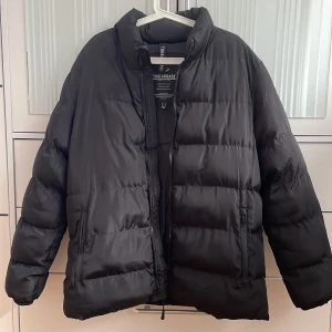 Threadbare – Svart pufferjacka med ståkrage - Använd under en vinter och är i väldigt bra skick