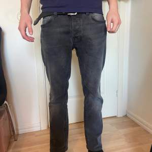Säljer min killes gråa jeans från Nudie! De är uppsytta i benen så passar 31/30 skulle jag uppskatta (han är 180 cm). Mycket bra skick då de inte är använda så mycket! Nypris: 1600 kr, säljer för 600 kr (pris kan diskuteras vid snabb affär) 