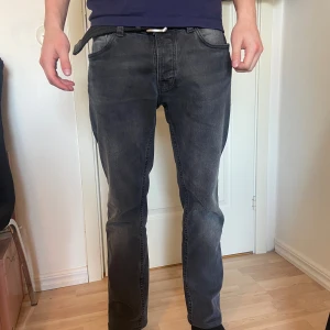 Nudie jeans - Säljer min killes gråa jeans från Nudie! De är uppsytta i benen så passar 31/30 skulle jag uppskatta (han är 180 cm). Mycket bra skick då de inte är använda så mycket! Nypris: 1600 kr, säljer för 600 kr (pris kan diskuteras vid snabb affär) 