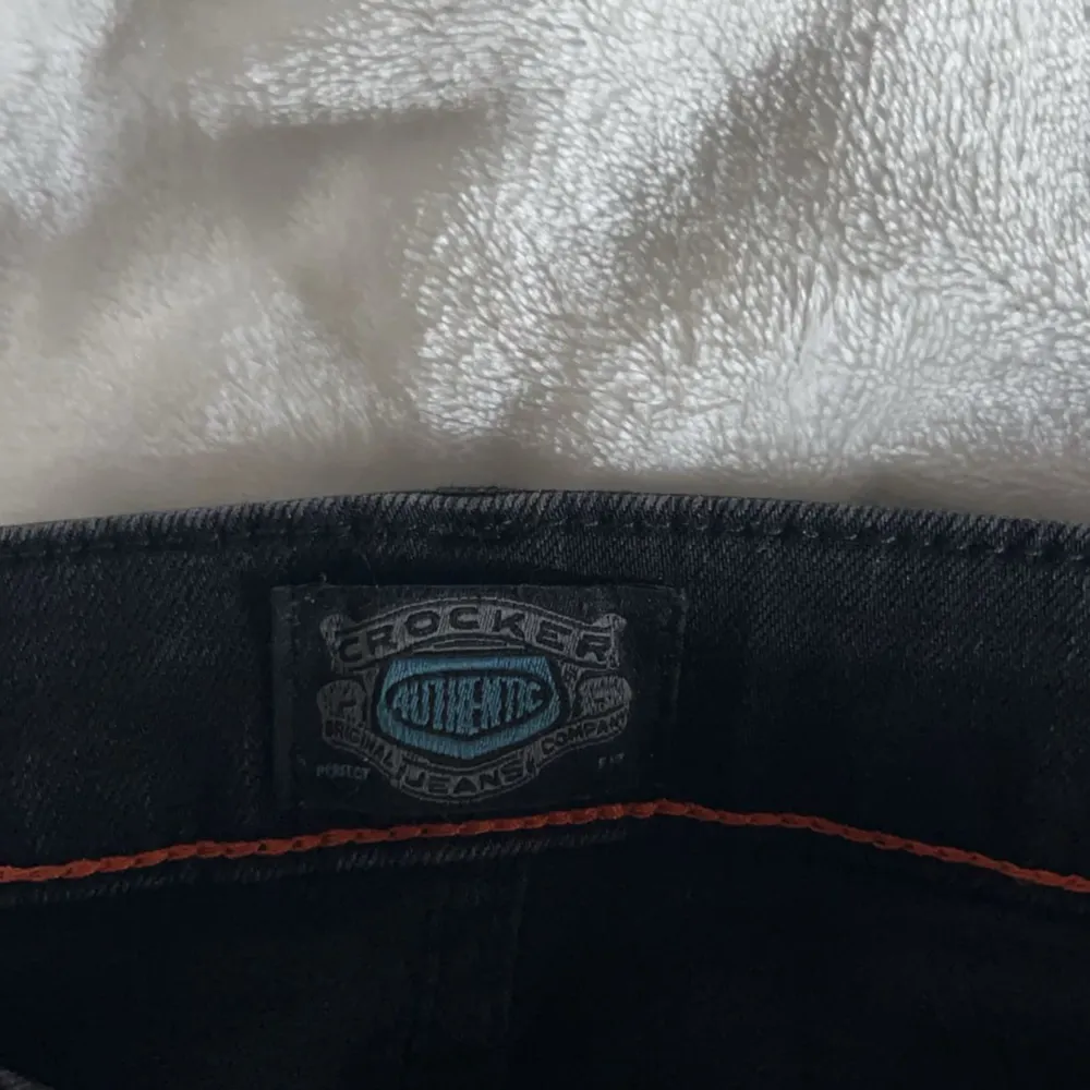 Märke= crocker Lågmidjade bootcut jeans. Storlek W26 L35, innerbenslängden= 87cm. Bra skick. Skriv privat för fler frågor eller bilder 🩷. Jeans & Byxor.