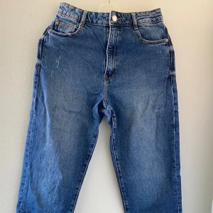 blå jeans  - säljer dessa blåa jeans från zara i storlek 38. jeansen är i bra skick, men har använts ganska mycket. 