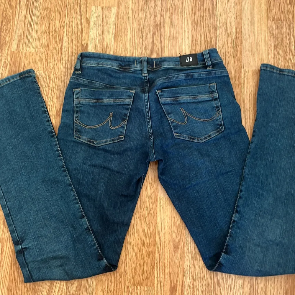 Ett par skit snygga ltb jeans som är lågmidjade och bootcut. Har använt ett fåtal gånger så det finns inga defekter eller slitningar på jeansen. Säljer för att de inte kommer till användning 😊 är långa på mig som är 168. . Jeans & Byxor.