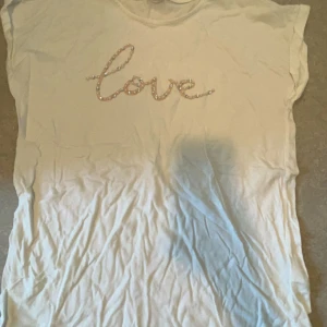 ”Love”t-shirt - Sött och gullig. Pärlorna på tröjan går ej av eftersom tvättning. Tröjan är i barn storlekar 