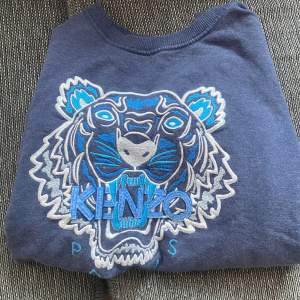 Klassisk kenzo crew neck i storlek 14a den är använd men i bra skick