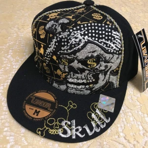 Broderi Keps  - Finns olika stlk  139kr/st