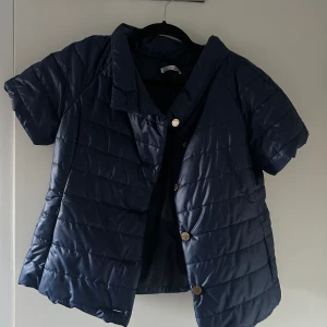 Kortärmad mörkblå jacka💙💙 - En Herno liknande väst/jacka i bra kvalitet. Använt fåtal gånger🩵💙Närbilden visar färgen bäst!! Perfekt till våren💘
